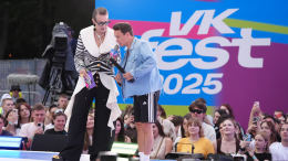 Разлилась сказочная река: звезды на синей дорожке VK Fest 2025