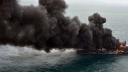 Паром с 280 пассажирами загорелся у побережья Индонезии