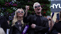 SHAMAN представил клип для «Интервидения» на фасаде кинотеатра «Октябрь»