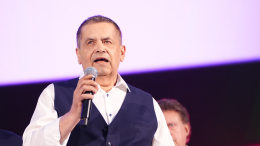 В унисон со зрителями: Расторгуев впервые исполнил песню «Конь» вместе с сыном