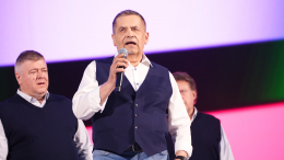 Расторгуев вместе с тысячами поклонников спел хит «Выйду в поле с конем»