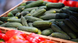 Защита от обезвоживания: какие продукты «охлаждают» в жару