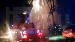 Сильный пожар вспыхнул ночью на улице Мытной в Москве