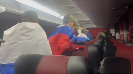 Под дружное «Ура»! Группа российских военных вернулась из украинского плена