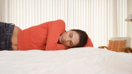 Всласть выспаться: названы лучшие позы для сна