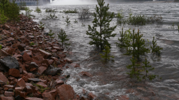 В Красноярском крае ввели режим ЧС из-за провала дамбы на реке