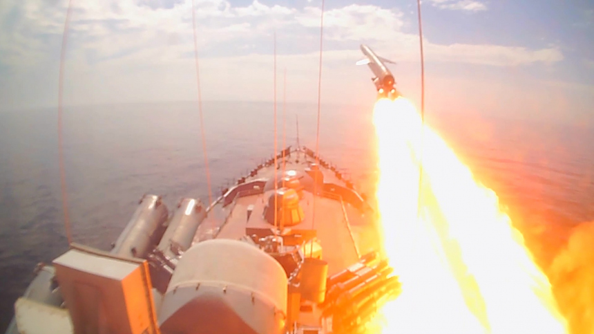 Балтийский флот уничтожил корабль условного противника на учениях «Июльский шторм»