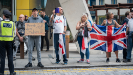 В Великобритании сообщили о массовых протестах против отелей для мигрантов