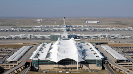 Аэропорт Денвера эвакуировал пассажиров из-за горящего самолета на ВПП