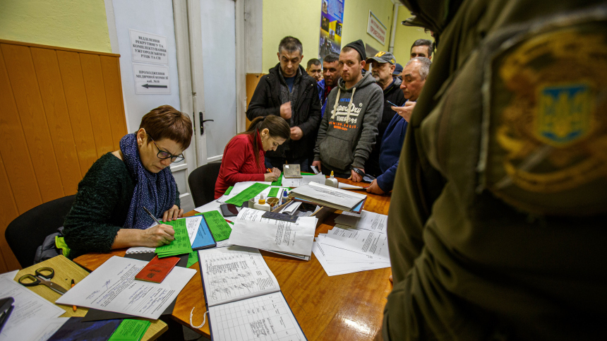 Сотрудники украинского военкомата избили отца мобилизованного