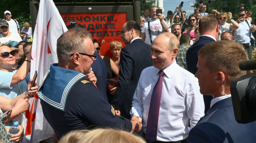 «Это называется — исполнение мечты в Питере»: Путин вышел к петербужцам