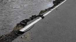 В Хабаровском крае перекрыли проезд из-за обрушения моста над рекой Аксян