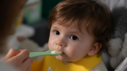 Ложечку за маму: почему нельзя заставлять детей доедать