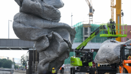 Пока, «Большая глина»: в центре Москвы демонтируют неоднозначную скульптуру