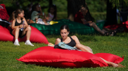 Защита от солнца: советы косметолога по предотвращению отеков после загара