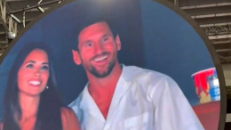 Камера поцелуев поймала Месси с его женой на концерте Coldplay