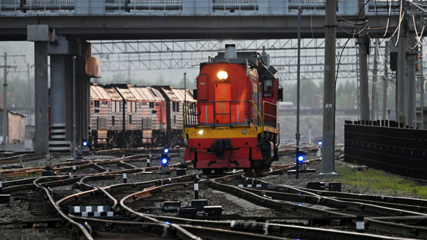Состав грузового поезда загорелся при падении обломков БПЛА в Ростовской области