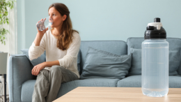 Щитовидке конец: врач объяснил, почему не стоит пить воду из пластика