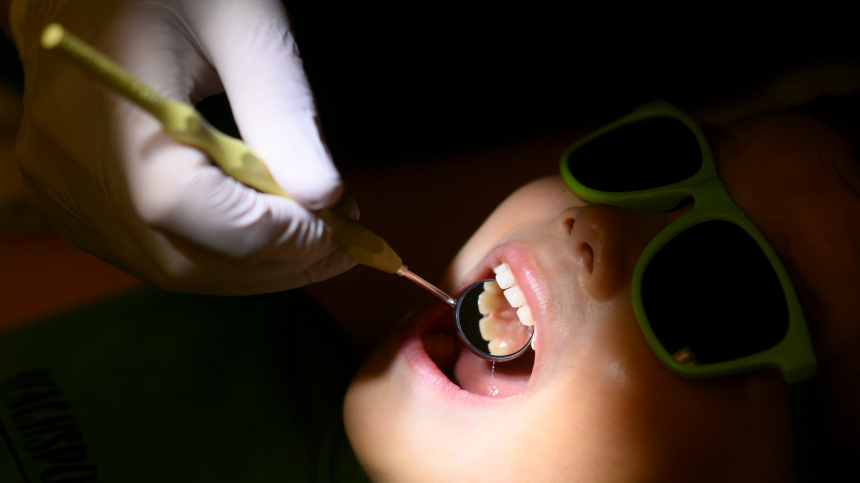 От кариеса до язвы желудка: чем опасен неприятный запах изо рта у детей