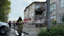 Спасатели разбирают завалы на месте обрушения офисного здания в Екатеринбурге