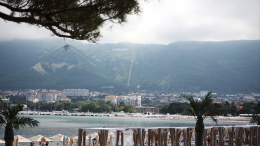 Вандалы разгромили «Грозовые ворота» в Геленджике