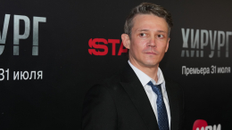 «Раз… и вдруг мы все голые»: Сергей Гилев про неловкие моменты на съемках сериала «Хирург»