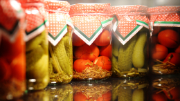 Зелень или ягоды: как избежать появления плесени в закатках