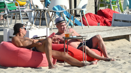 Сальмонелла и стафилококк? Чем опасны многие закуски к пиву в жару