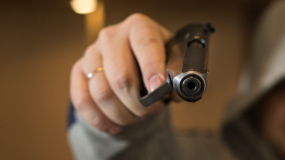 В Подмосковье двое парней открыли стрельбу с балкона по прохожим, ранен ребенок