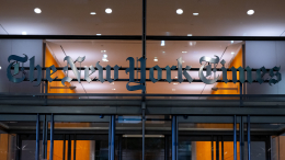 «Газета врет. Газа умирает»: офис New York Times облили красной краской