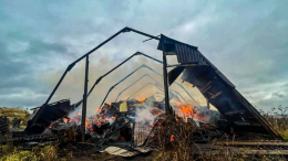 Доигрался: в Пермском крае сгорел ангар со 180 тоннами сена из-за подростка с петардой