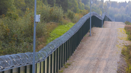 На границе Эстонии с Россией установили железные ворота и выдвижные барьеры