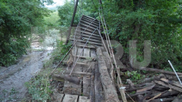 Сломило пополам: в Краснодарском крае наводнение разрушило мост