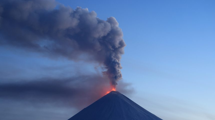 «Опасен для туристов»: лавовый поток вулкана Ключевской приближается к леднику