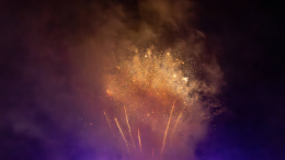 Бесконтрольное фаер-шоу: баржи с фейерверками загорелись в Йокогаме