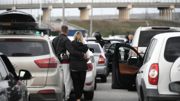 Затор на Крымском мосту: тысячи автомобилей стоят в очереди на досмотр