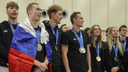 Под родной гимн: команда российских пловцов вернулась с ЧМ в Сингапуре