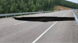 Режим ЧС введен в Тындинском округе Амурской области из-за провала на федеральной трассе