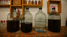 Как отличить качественный алкоголь от суррогата — совет токсиколога