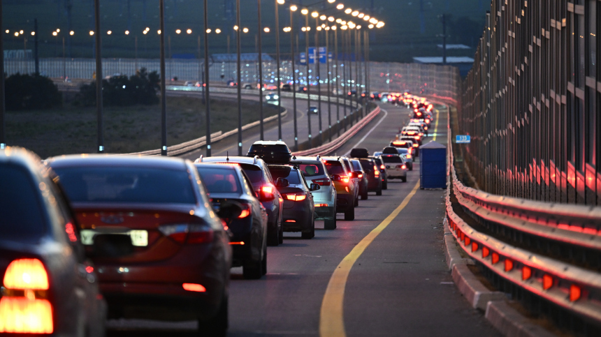 Движение по Крымскому мосту временно приостановлено