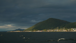 Микроавтобус с пассажирами скатился в озеро Байкал