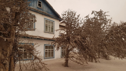 Облако надвигается: на Камчатке началась уборка улиц от вулканического пепла