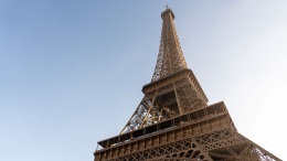 Безумие и отвага? Мужчина совершил прыжок с парашютом с Эйфелевой башни