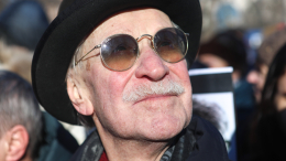 «Всегда приходил с гвоздями»: Андрей Ургант вспомнил, каким соседом был Иван Краско