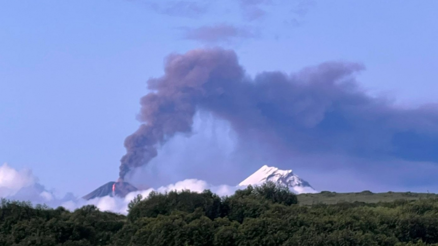 «Роскосмос» показал спутниковые снимки извержения Ключевской сопки