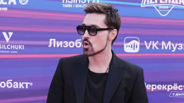 Дима Билан сплясал на крыше трактора в Ленинградской области