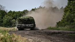 Т-80БВМ накрыл огнем пункт временной дислокации ВСУ. Лучшее видео из зоны СВО