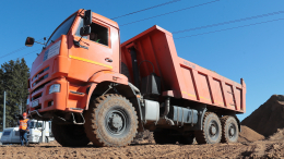 Водитель самосвала дважды пытался наехать на людей у кафе в Новосибирске