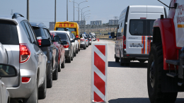 С обеих сторон Крымского моста в очередях застряли свыше двух тысяч автомобилей