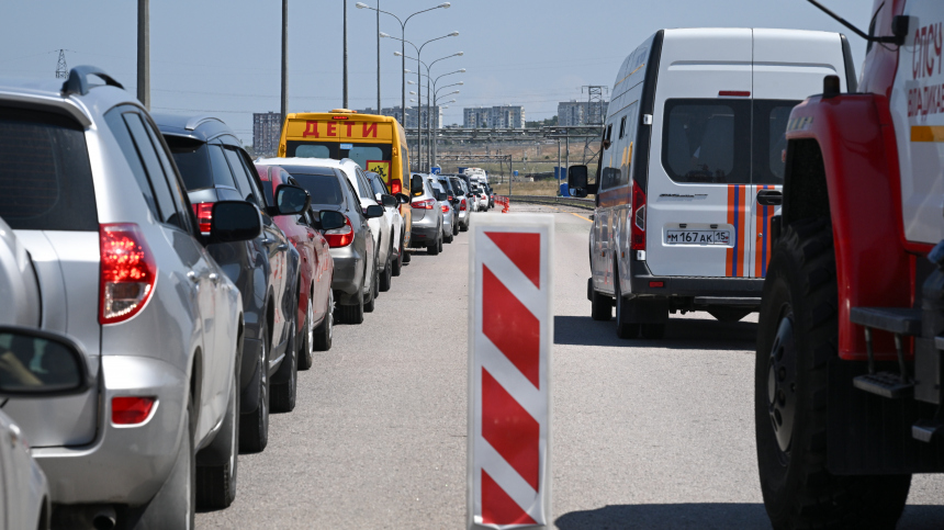С обеих сторон Крымского моста в очередях застряли свыше двух тысяч автомобилей